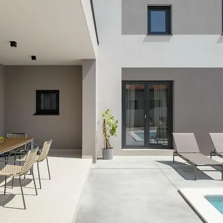 Villa 45 *
