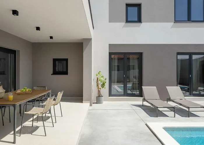 Villa 45 *